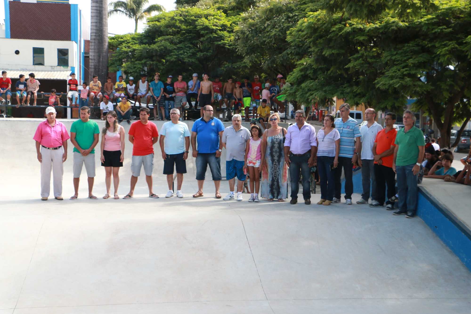 Prefeitura Municipal de Manhuaçu PISTA DE SKATE É INAUGURADA EM MANHUAÇU